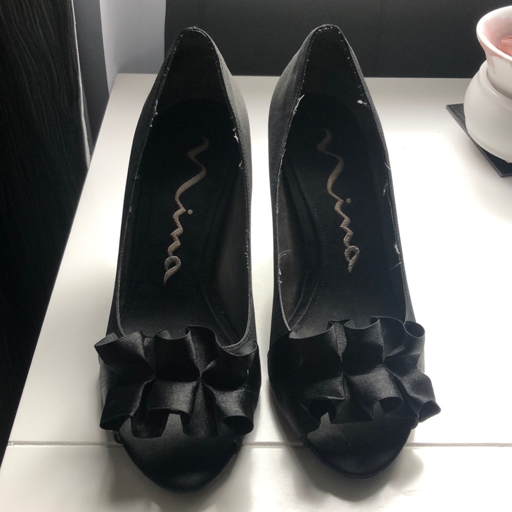 Cute black open toe heels!!